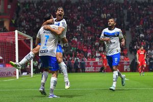 Germán Berterame celebra con Oliver Torres ante Toluca en el Estadio Nemesio Diez | IMAGO 7