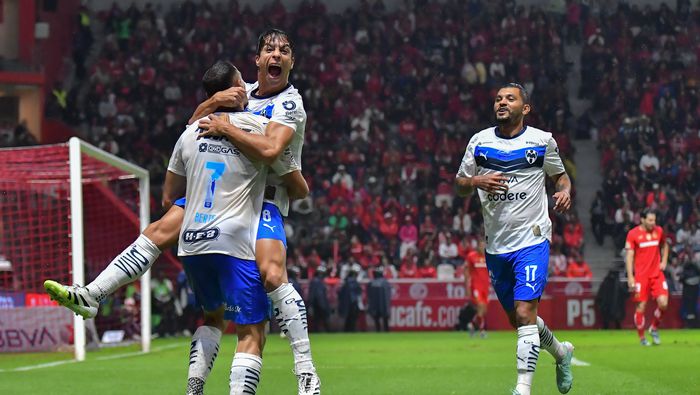 Germán Berterame celebra con Oliver Torres ante Toluca en el Estadio Nemesio Diez | IMAGO 7