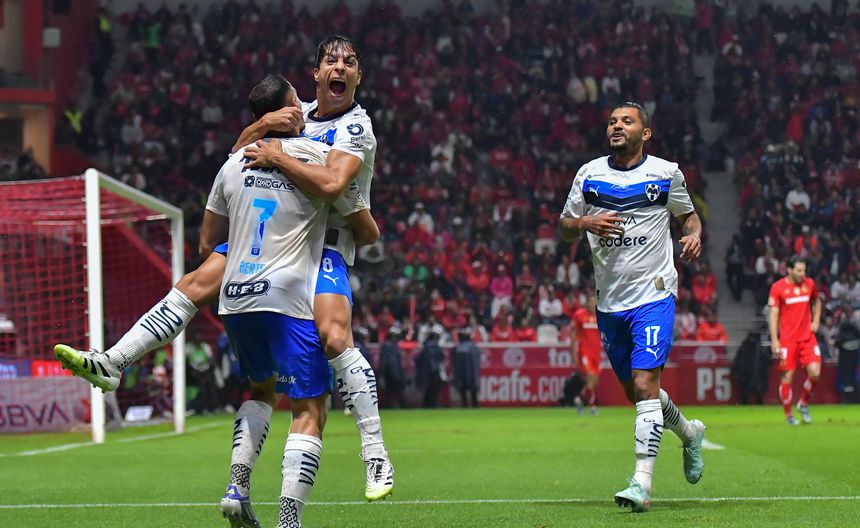 Germán Berterame celebra con Oliver Torres ante Toluca en el Estadio Nemesio Diez | IMAGO 7