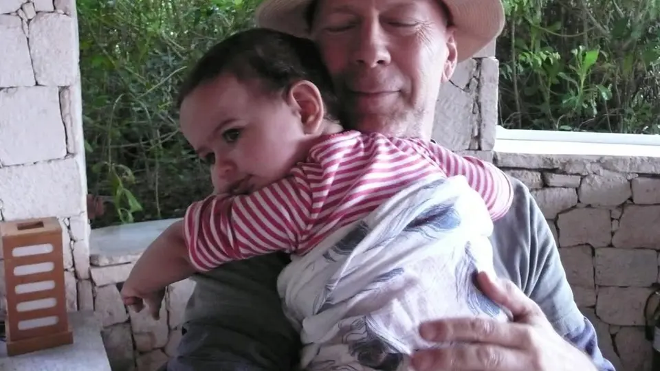 Bruce Willis sigue manteniendo conexiones emocionales y significativas con su familia, declaró su esposa Emma. / IG: @emmahemingwillis