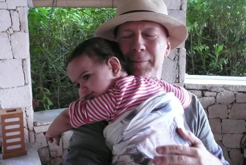 Bruce Willis sigue manteniendo conexiones emocionales y significativas con su familia, declaró su esposa Emma. / IG: @emmahemingwillis