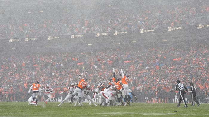 Andy Borregales falló dos intentos de gol de campo en el partido contra Broncos | AP