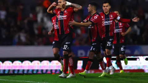 Uros Durdevic celebra un gol con sus compañeros de Atlas | IMAGO 7