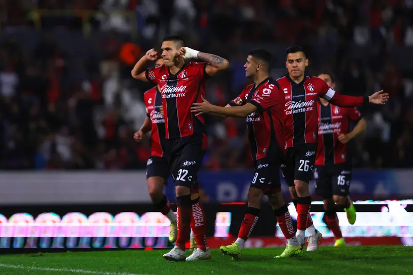 Uros Durdevic celebra un gol con sus compañeros de Atlas | IMAGO 7