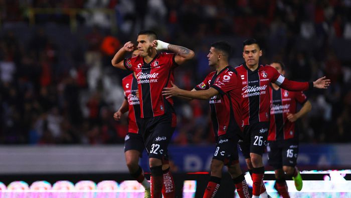 Uros Durdevic celebra un gol con sus compañeros de Atlas | IMAGO 7
