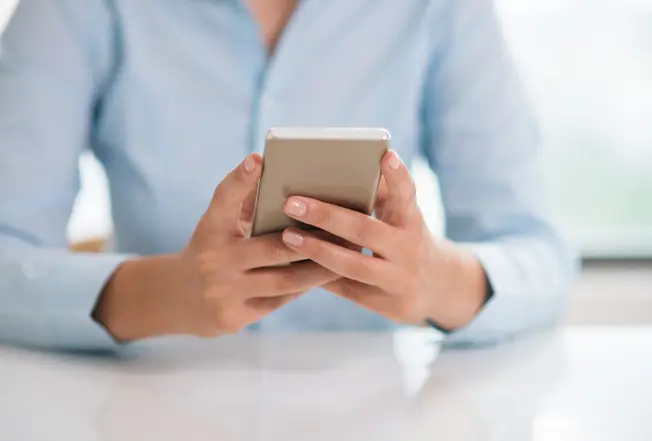 Cualquier mensaje extraño que detectes bloquéalo o repórtalo antes las autoridades / FREEPIK