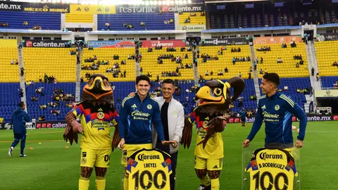 Diego Ramírez en entrega de reconocimientos a Israel Reyes y Brian Rodríguez por sus partidos disputados con América | MEXSPORT