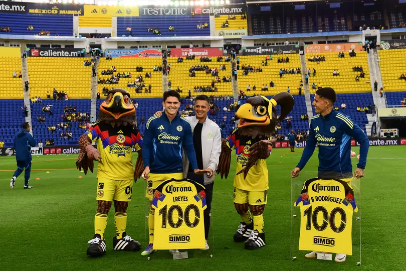 Diego Ramírez en entrega de reconocimientos a Israel Reyes y Brian Rodríguez por sus partidos disputados con América | MEXSPORT
