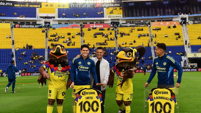 Diego Ramírez en entrega de reconocimientos a Israel Reyes y Brian Rodríguez por sus partidos disputados con América | MEXSPORT