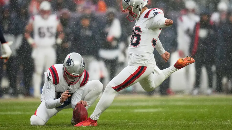 Andy Borregales en un intento de gol de campo contra Denver en la Final de la AFC | AP