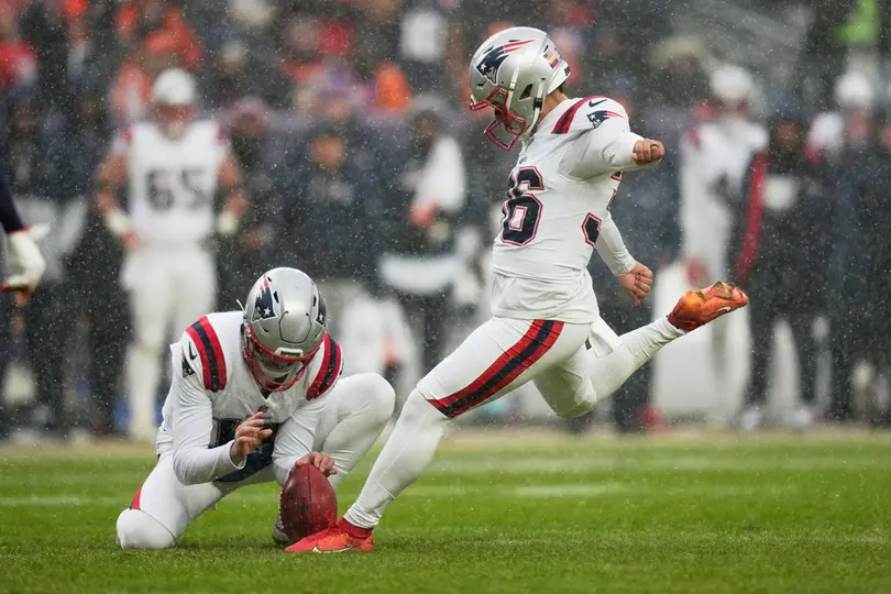 Andy Borregales en un intento de gol de campo contra Denver en la Final de la AFC | AP