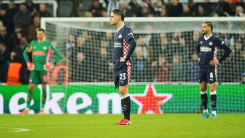 Jugadores de PSV en lamento en su partido contra Newcastle