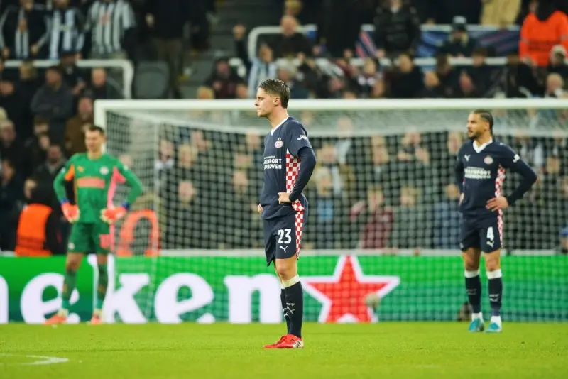 Jugadores de PSV en lamento en su partido contra Newcastle