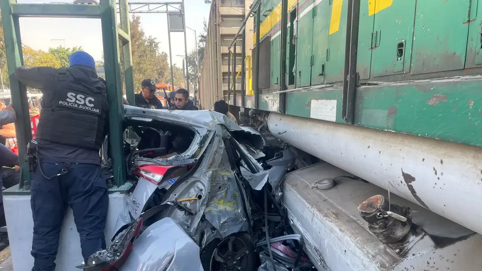Testigos narran que el automovilista quiso ganarle el paso al tren / Especial