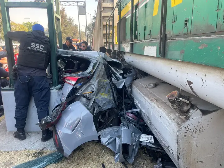Testigos narran que el automovilista quiso ganarle el paso al tren / Especial
