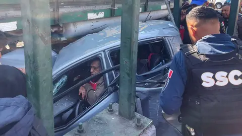 VIDEOS: Hombre sobrevive de milagro tras ser embestido por tren en la CDMX