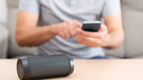El Bluetooth permite conectar dispositivos, pero también puede abrir la puerta a accesos no autorizados. / iStock