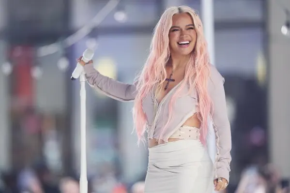 Karol G apareció como invitada sorpresa durante el concierto de Bad Bunny en Medellín. / AP