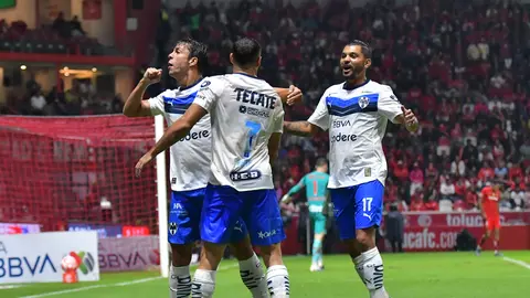 Oliver Torres en festejo de gol con Berterame en el Estadio Nemesio Diez en el Apertura 2025 de la Liga MX | IMAGO 7