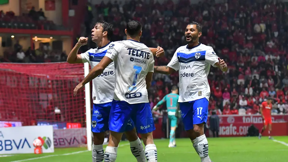Oliver Torres en festejo de gol con Berterame en el Estadio Nemesio Diez en el Apertura 2025 de la Liga MX | IMAGO 7