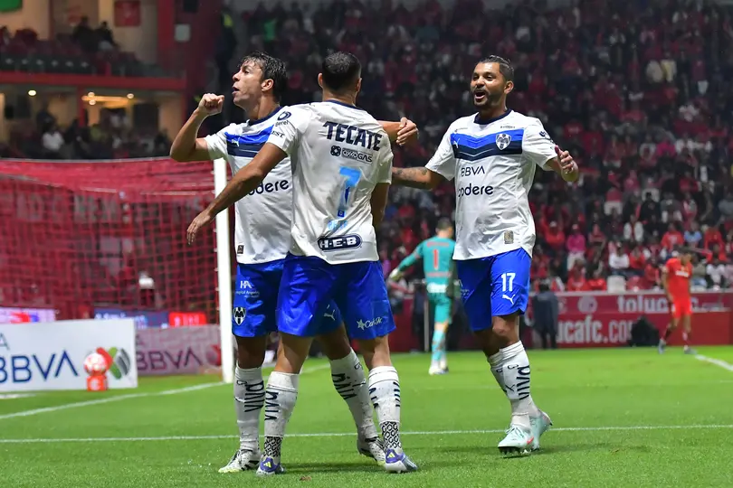 Oliver Torres en festejo de gol con Berterame en el Estadio Nemesio Diez en el Apertura 2025 de la Liga MX | IMAGO 7