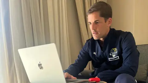 Robert Moreno, despedido por dejar los fichajes del Sochi en manos de ChatGPT