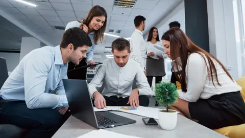 El patrón tiene la obligación de un pago extra si laboras en días de descanso / FREEPIK