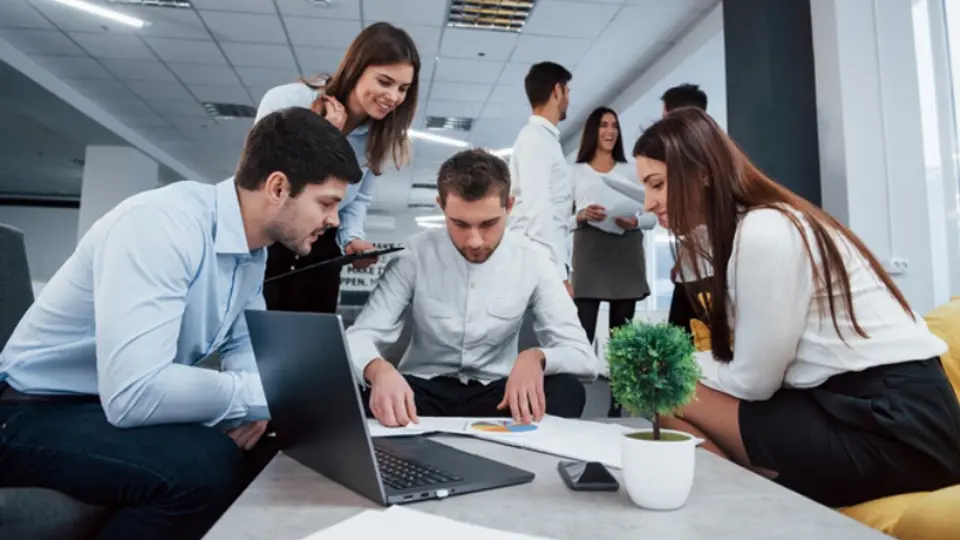 El patrón tiene la obligación de un pago extra si laboras en días de descanso / FREEPIK