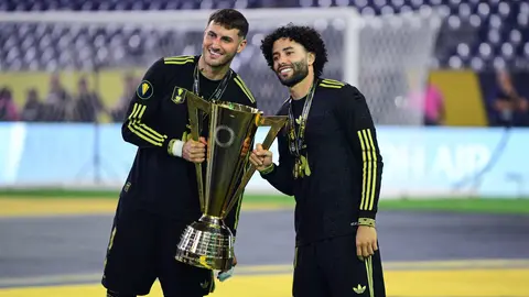 Santiago Giménez con César Huerta en celebración de la Copa Oro 2025 | MEXSPORT