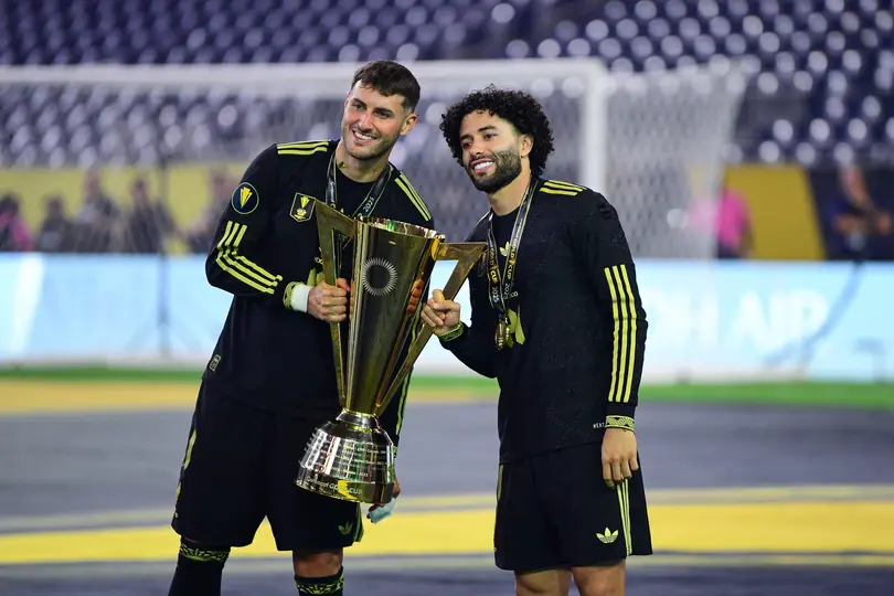 Santiago Giménez con César Huerta en celebración de la Copa Oro 2025 | MEXSPORT