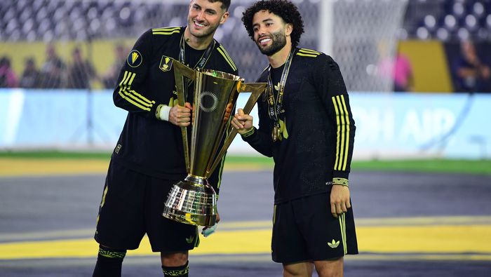 Santiago Giménez con César Huerta en celebración de la Copa Oro 2025 | MEXSPORT