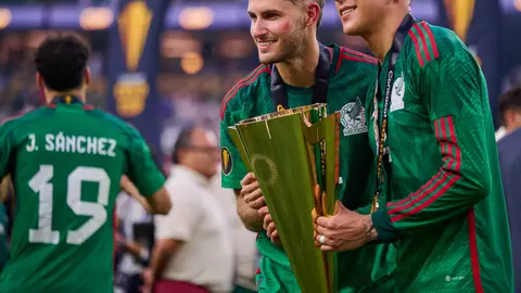 Santiago Giménez con Edson Álvarez en la Copa Oro 2023 | MEXSPORT