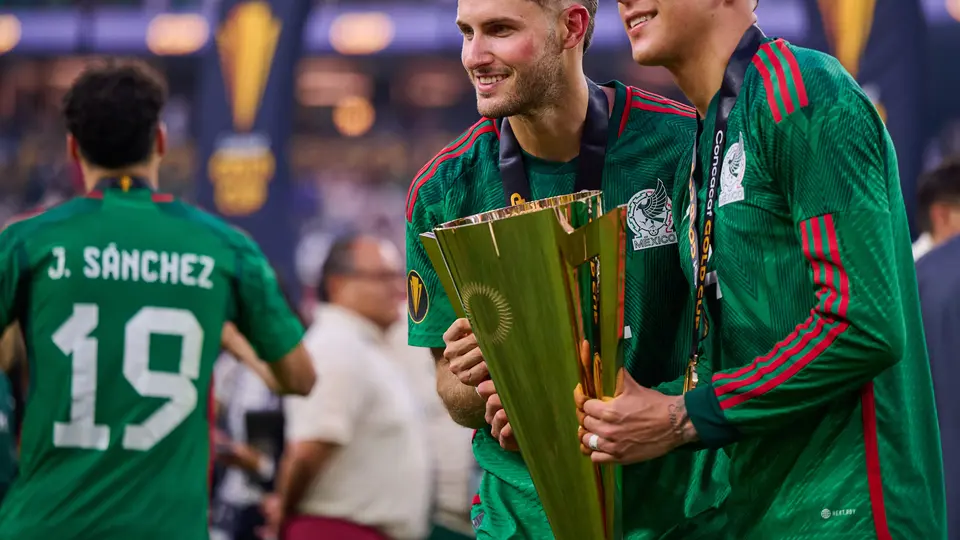 Santiago Giménez con Edson Álvarez en la Copa Oro 2023 | MEXSPORT