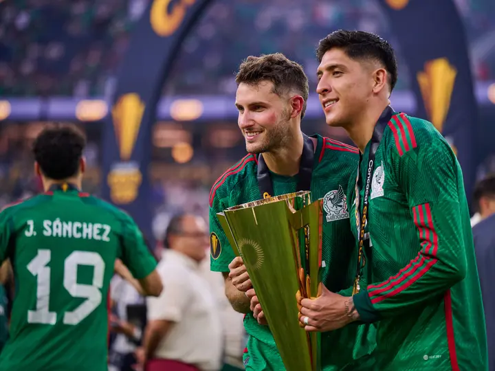 Santiago Giménez con Edson Álvarez en la Copa Oro 2023 | MEXSPORT