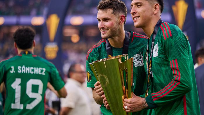 Santiago Giménez con Edson Álvarez en la Copa Oro 2023 | MEXSPORT