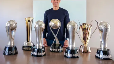 Diego Ramírez con los trofeos que ganó durante su etapa con América | X: @ClubAmerica