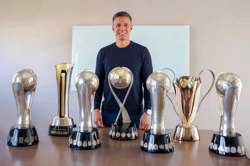 Diego Ramírez con los trofeos que ganó durante su etapa con América | X: @ClubAmerica