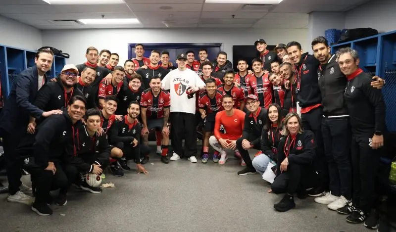 Peso Pluma con plantel del Atlas tras partido amistoso ante Cruz Azul | X: @AtlasFC