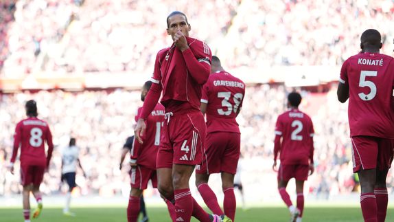 Van Dijk explota tras el mal momento del Liverpool: “Le fallamos a nuestros fans”