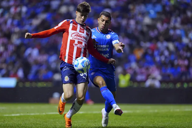 Armando González y Erik Lira en duelo de Liga MX | IMAGO7