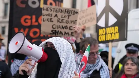Manifestantes y partidarios se reúnen después de los ataques de Estados Unidos e Israel contra Irán. /AP