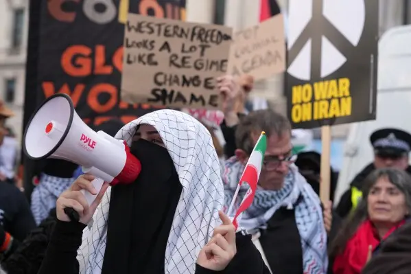 Manifestantes y partidarios se reúnen después de los ataques de Estados Unidos e Israel contra Irán. /AP