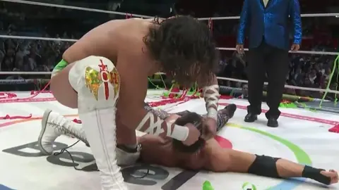 ¡Pelón, pelón, pelón! Ángel de Oro vence a Johnny Consejo y gana su cabellera