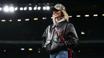 ¡Guapa y futbolera! Sydney Sweeney sorprende a aficionados del Sporting Lisboa