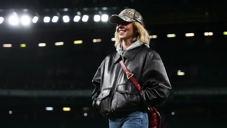 ¡Guapa y futbolera! Sydney Sweeney sorprende a aficionados del Sporting Lisboa