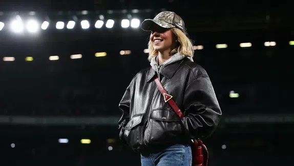 ¡Guapa y futbolera! Sydney Sweeney sorprende a aficionados del Sporting Lisboa