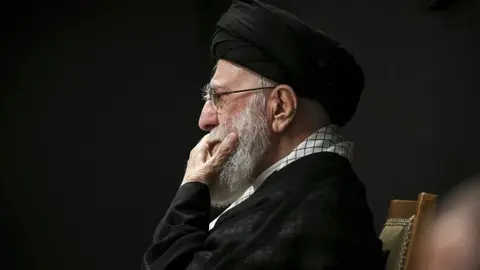 El líder supremo iraní sigue vivo. / AP