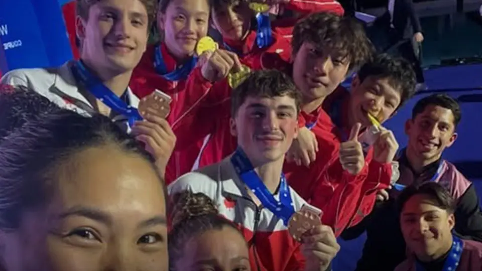 Selfie de los competidores mexicanos con la medalla conseguida | X: @conadeoficial