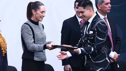 Rommel Pacheco y Claudia Sheinbaum premiando a Osmar Olvera | MexSport