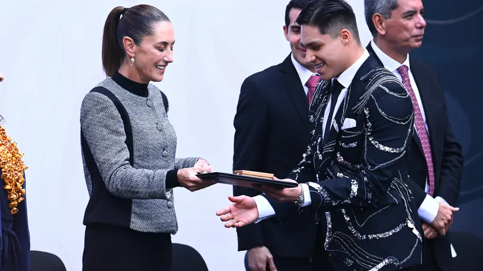 Rommel Pacheco y Claudia Sheinbaum premiando a Osmar Olvera | MexSport